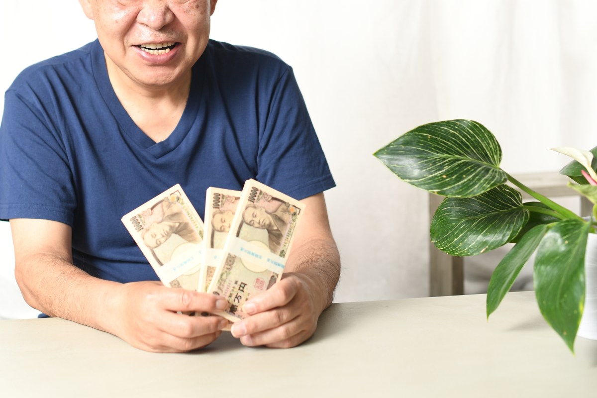 Jubilado japonés ganó $4 millones en la lotería; le esconde el premio a su esposa para llevar una vida de lujo
