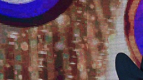 Julión Álvarez pisa celular de fan en pleno concierto