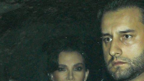 Kris Jenner lució un vestido rojo en su fiesta de cumpleaños.