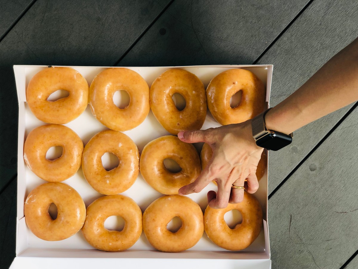 Krispy Kreme regalará docenas de donas gratis el 13/11 en EE. UU.:  descubre cómo obtenerlas
