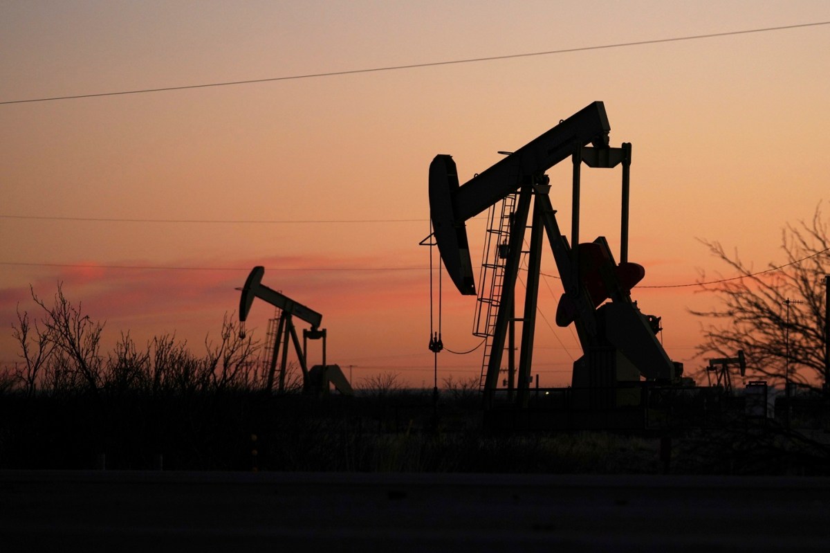 Avances en acuerdo de paz en Ucrania desploman los precios del petróleo