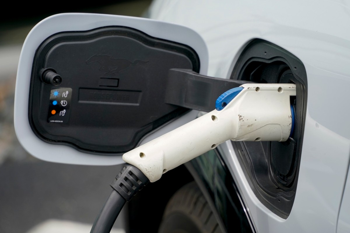 Fin de subsidios causa crisis en ventas de vehículos eléctricos en EE.UU.