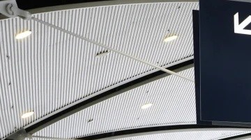 Las autoridades estiman una afluencia récord de viajeros por tierra y aire para la semana de Acción de Gracias.