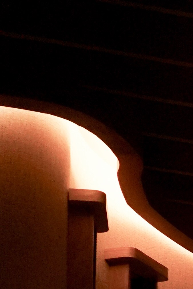 Recepción del spa Esencia en UNICO 20°105°, con iluminación cálida y un miembro del equipo preparando el servicio.