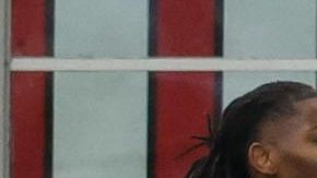 El defensa del AC Milan, Strahinja Pavlovic, celebra con sus compañeros tras marcar el gol del 1-0 durante el partido de la Serie A italiana entre el AC Milan y la AS Roma en Milán, Italia, el 2 de noviembre de 2025.