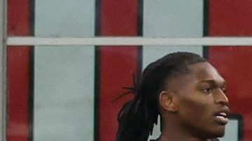 El defensa del AC Milan, Strahinja Pavlovic, celebra con sus compañeros tras marcar el gol del 1-0 durante el partido de la Serie A italiana entre el AC Milan y la AS Roma en Milán, Italia, el 2 de noviembre de 2025.