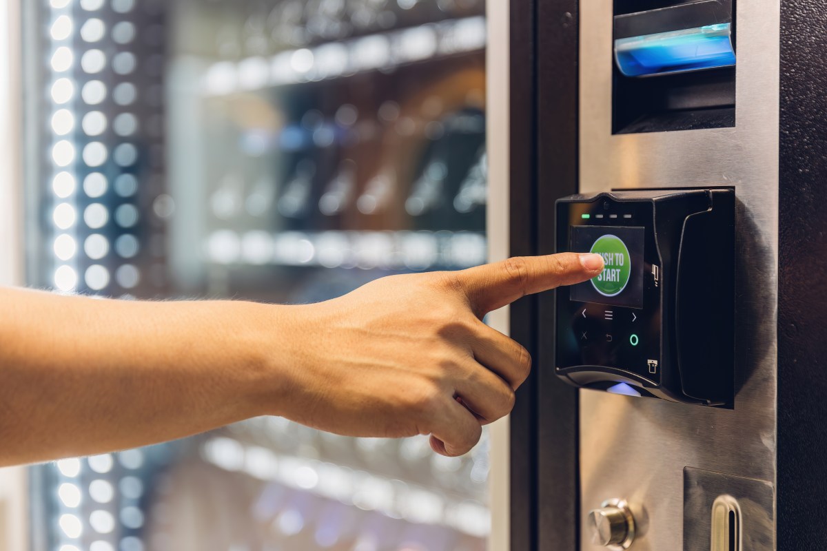 Innovación en Nueva York: La primera máquina expendedora de alimentos gratuitos