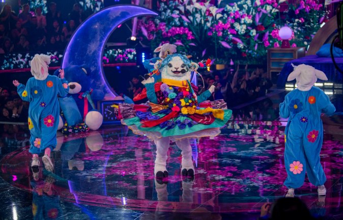 María Ovina en su presentación de la gala número 7 de ¿Quién es la máscara?