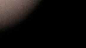 Un jugador de los Dallas Cowboys viste una camiseta conmemorativa con la imagen de Marshawn Kneeland.