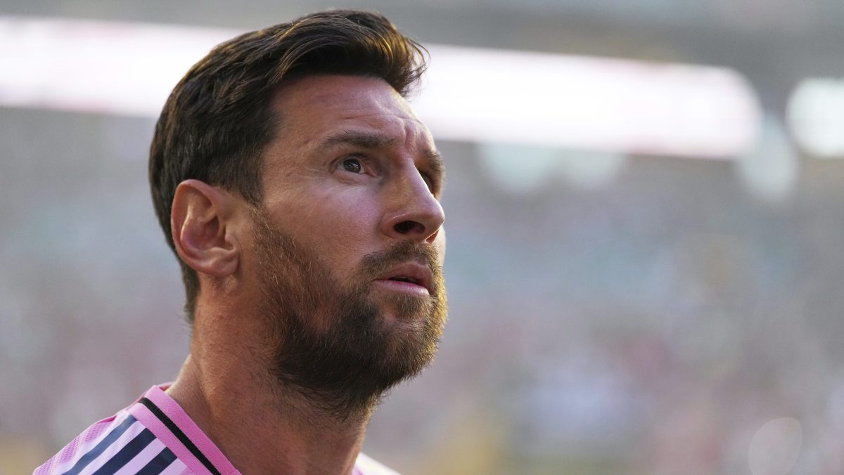 Messi se cuela en video de pareja besándose en la calle [VIDEO]