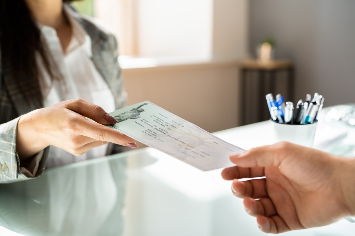 Gobierno suaviza plan de eliminar cheques en papel: ¿Qué significa para los beneficiarios?