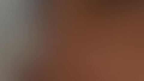 Justin Aguino, de 30 años, tiene orden de arresto desde el año pasado.