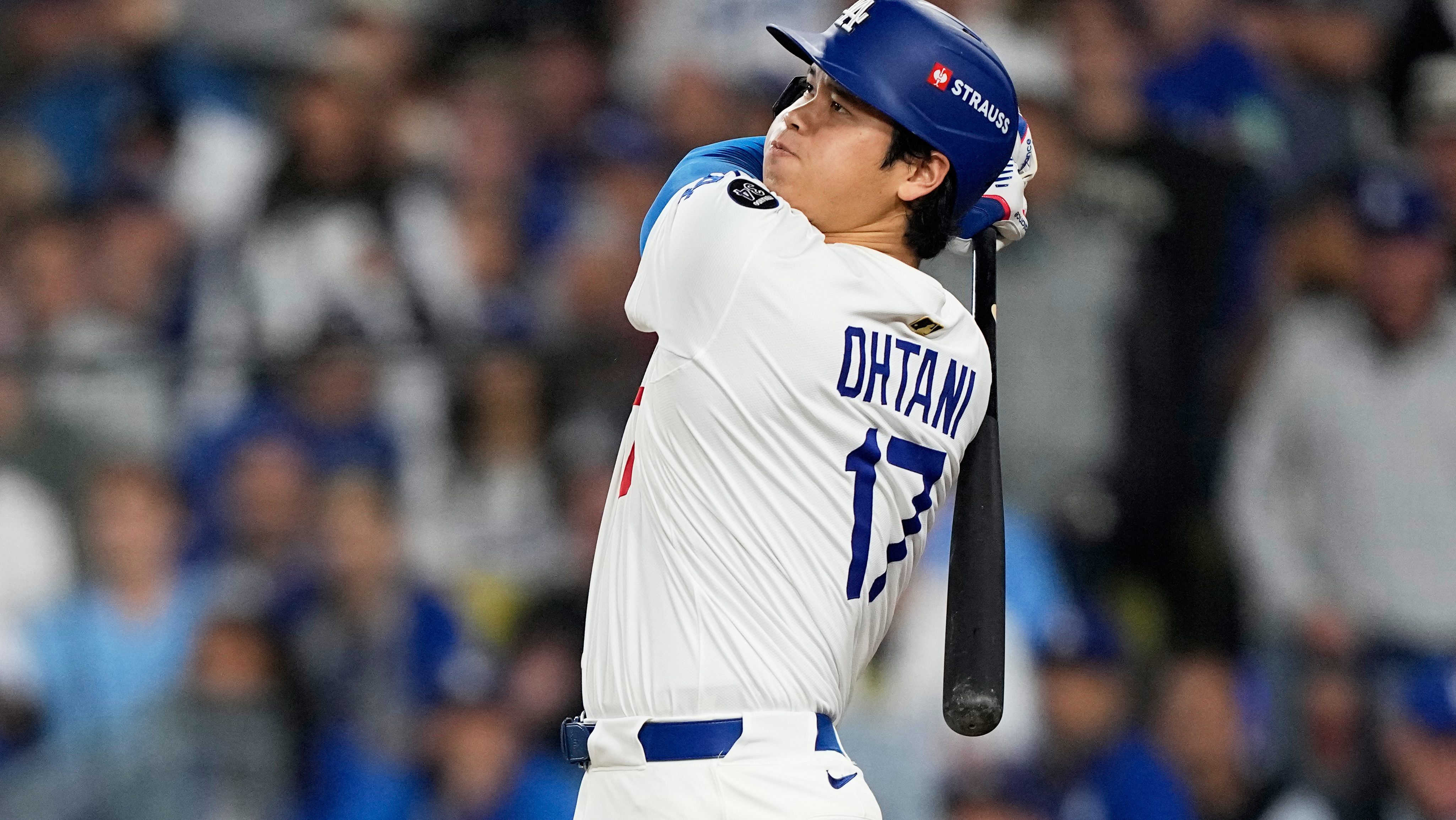 Subastarán pelota que Shohei Ohtani sacó del estadio y atrapó un fan latino mientras comía nachos