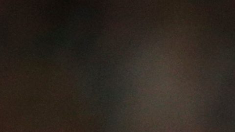 Oscar, del Chelsea, sigue con la mirada el balón durante el partido de ida de los cuartos de final de la Liga de Campeones.