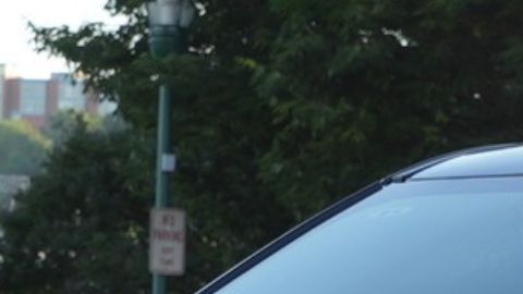 La trata de personas implica el uso de la fuerza, fraude o coerción a cambio de trabajo, servicios o un acto sexual comercial.