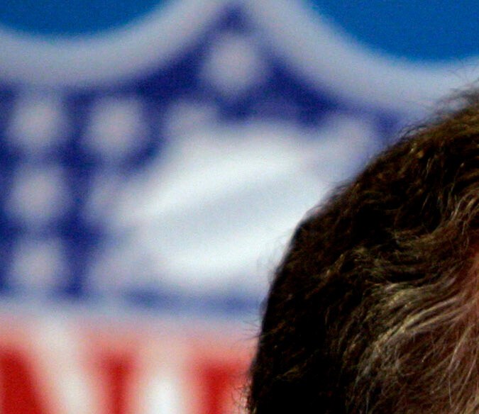 Esta fotografía de archivo del 23 de mayo de 2006 muestra al entonces comisionado de la NFL, Paul Tagliabue, respondiendo preguntas durante una conferencia de prensa al término de la reunión de primavera de los propietarios de la Liga Nacional de Fútbol Americano en Denver. (Foto AP/Ed Andrieski, Archivo)