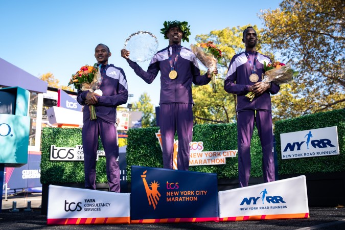 Alexander Mutiso, Benson Kipruto, Y Albert Korir en el podio de medallas al final del Maratón de Nueva York el domingo dos de noviembre del 2025. (AP Foto/Angelina Katsanis)
