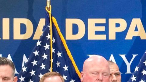 El fiscal general de Florida, James Uthmeier anunció los resultados del operativo en una conferencia.