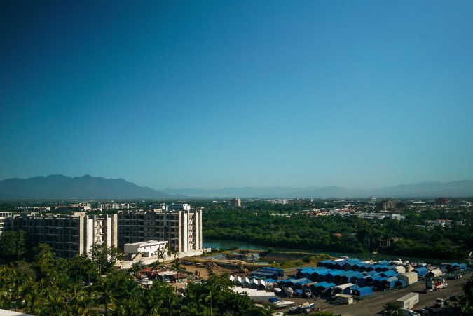 Vista desde una terraza del hotel UNICO 20°105° que muestra nuevos desarrollos inmobiliarios en construcción en la Riviera Nayarit.