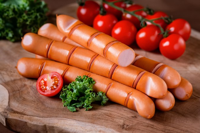 Hacer sencillos cortes a las salchichas permite la salida del vapor y reducen el riesgo de explosión.