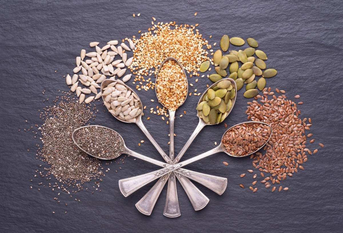 Remojar, moler y tostar: una experta en metabolismo explica cuál es la mejor manera de comer las semillas