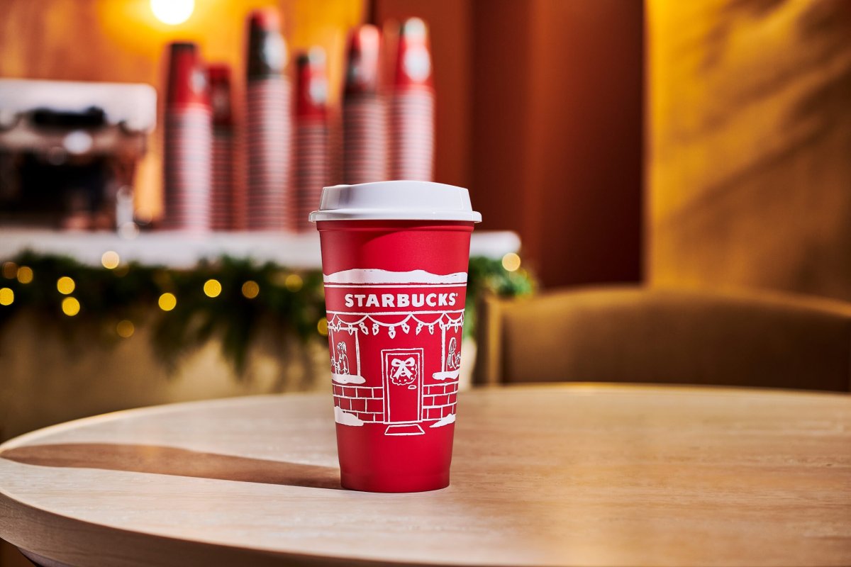 Llegó el Vaso Rojo de Starbucks: El truco para conseguir uno gratis