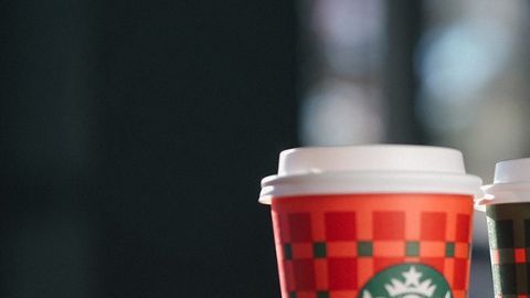 Starbucks lanzó cuatro diseños del icónico vaso rojo de Navidad.