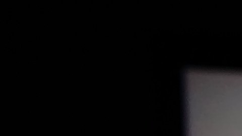 Logotipo de TelevisaUnivision proyectado en una pantalla durante un evento corporativo.