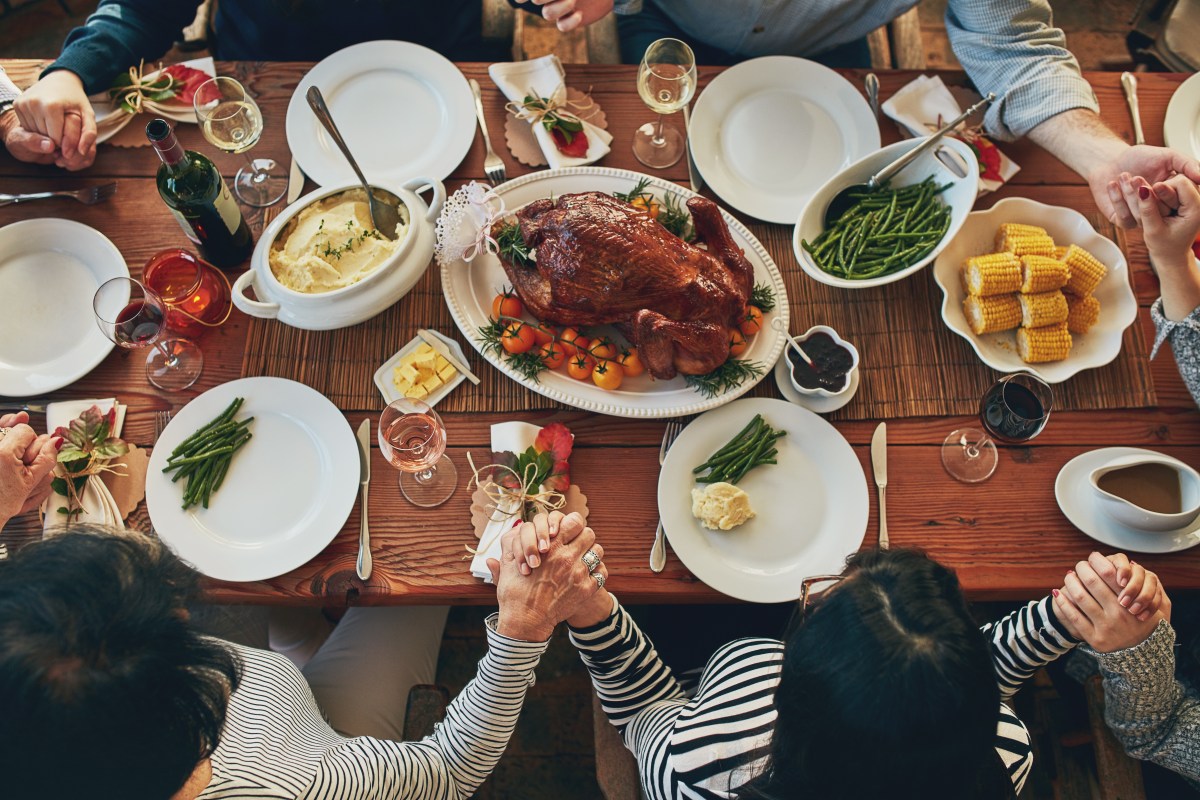 Thanksgiving 2025 costará casi $1,000 por persona, según nueva encuesta