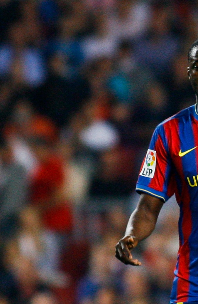 Yaya Touré, jugador del FC Barcelona y originario de Costa de Marfil, controla el balón durante el partido de la Liga española contra el Almería en el estadio Camp Nou de Barcelona, España, el sábado 3 de octubre de 2009. (Foto AP/David Ramos)