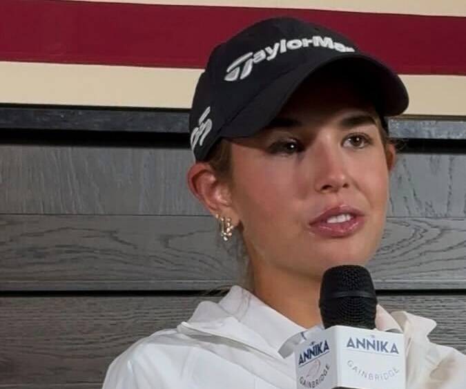 Kai Trump, nieta del presidente Donald Trump, habla durante una conferencia de prensa para el torneo de golf Annika LPGA, el martes 11 de noviembre de 2025, en Belleair, Florida. (Foto AP/Rob Maaddi)