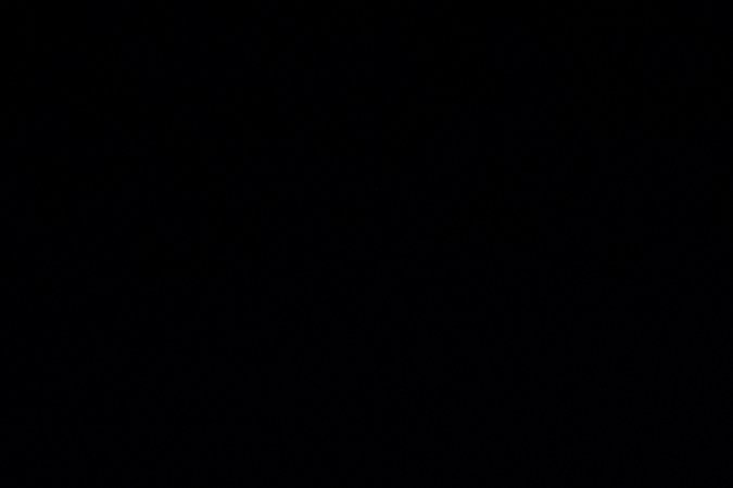 Fachada nocturna de UNICO 20°105° en Riviera Nayarit, iluminada con curvas arquitectónicas suaves y diseño contemporáneo.