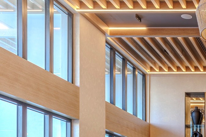 Lobby de UNICO 20°105° en Riviera Nayarit con muebles de madera clara, iluminación cálida, elementos decorativos regionales y un bar al fondo.