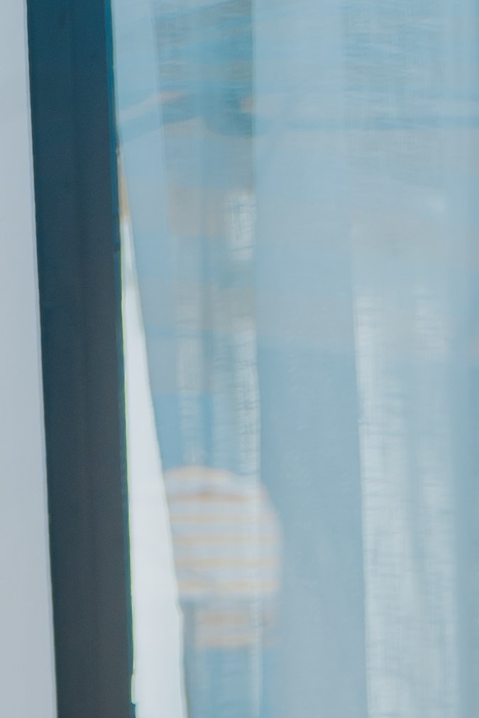 Artesana de Nayarit pintando cerámica en un taller dentro de UNICO 20°105°, parte del programa cultural del hotel.