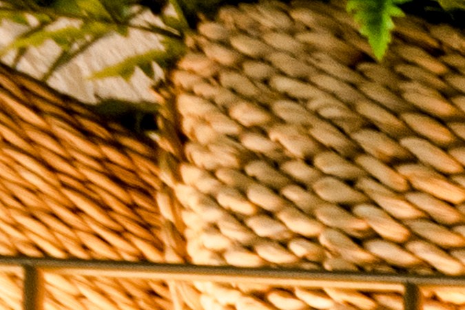 Interior de LIA, el restaurante italiano de UNICO 20°105°, con iluminación natural, lámparas de mimbre y diseño contemporáneo en tonos claros.