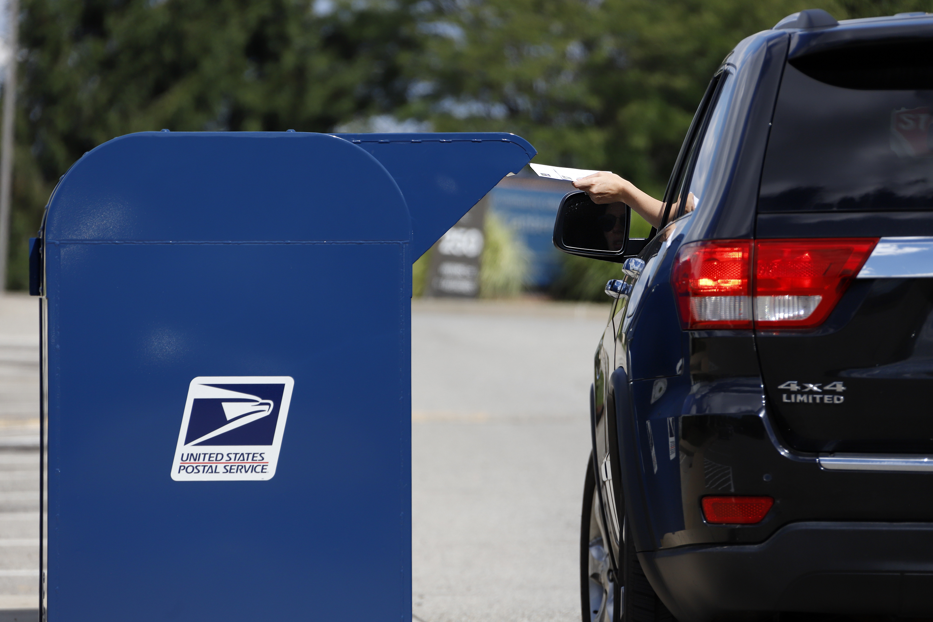 USPS moderniza sus servicios con una inversión de $20,000 millones para agilizar el correo antes de las fiestas