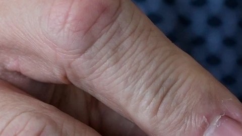 Una consultora de joyería muestra la diferencia entre un diamante sintético (derecha) y uno sintético (izquierda).