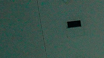 Vista aérea de UNICO 20°105° en la Riviera Nayarit, con la alberca central, jardines, terrazas y la playa al fondo durante un día soleado.