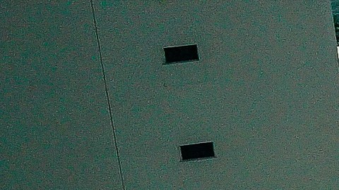 Vista aérea de UNICO 20°105° en la Riviera Nayarit, con la alberca central, jardines, terrazas y la playa al fondo durante un día soleado.