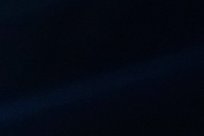 ARCHIVO - El exentrenador y jugador de los Seattle SuperSonics, Lenny Wilkens, saluda al público durante la segunda mitad de un partido de pretemporada de la NBA entre Los Angeles Clippers y Utah Jazz, el 10 de octubre de 2023, en Seattle. (Foto AP/Lindsey Wasson, Archivo)