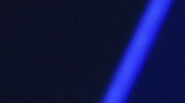 El entrenador marfileño y exfutbolista Yaya Touré muestra el nombre del Barcelona durante el sorteo de la Liga de Campeones.