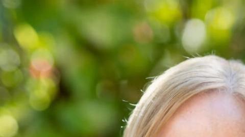 Combo de fotografías cedidas por las campañas que muestra a la demócrata Eileen Higgins (i) y al republicano Emilio González (d).