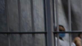 Fotografía de archivo del 4 de abril de 2025 que muestra a un policía custodiando una celda en el Centro de Confinamiento del Terrorismo (Cecot), en Tecoluca (El Salvador).