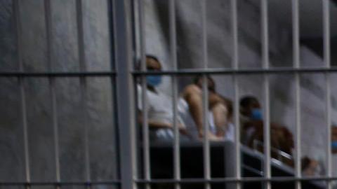 Fotografía de archivo del 4 de abril de 2025 que muestra a un policía custodiando una celda en el Centro de Confinamiento del Terrorismo (Cecot), en Tecoluca (El Salvador).