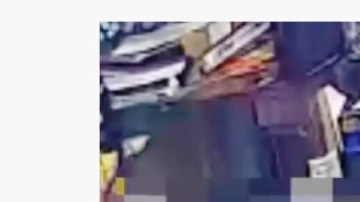 Sospechoso de golpear a mujer de 66 años en bodega de NYC.