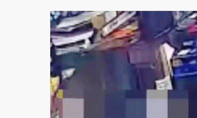 Sospechoso de golpear a mujer de 66 años en bodega de NYC.