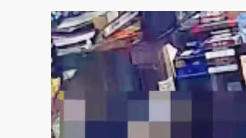 Sospechoso de golpear a mujer de 66 años en bodega de NYC.