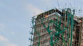 Personas depositan ofrendas florales en memoria de las víctimas del incendio en el complejo residencial Wang Fuk Court, en el distrito de Tai Po, Hong Kong, China, el 29 de noviembre de 2025.