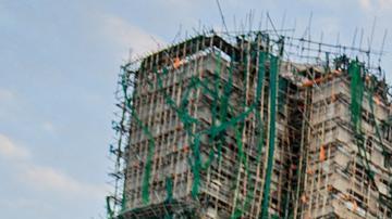 Personas depositan ofrendas florales en memoria de las víctimas del incendio en el complejo residencial Wang Fuk Court, en el distrito de Tai Po, Hong Kong, China, el 29 de noviembre de 2025.