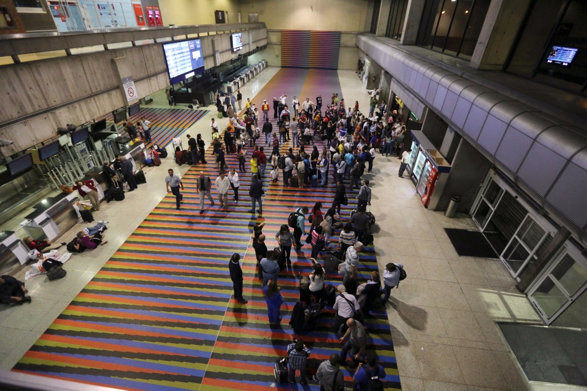 Aerolíneas suspenden vuelos a Venezuela en medio de la creciente presión militar de EE.UU.